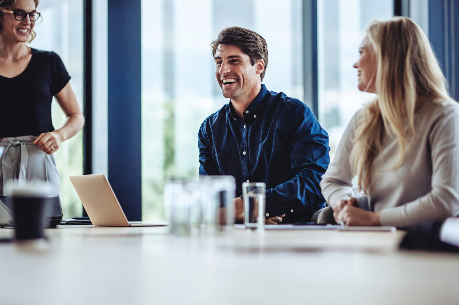 Time conduzindo uma conversa de negócios em inglês